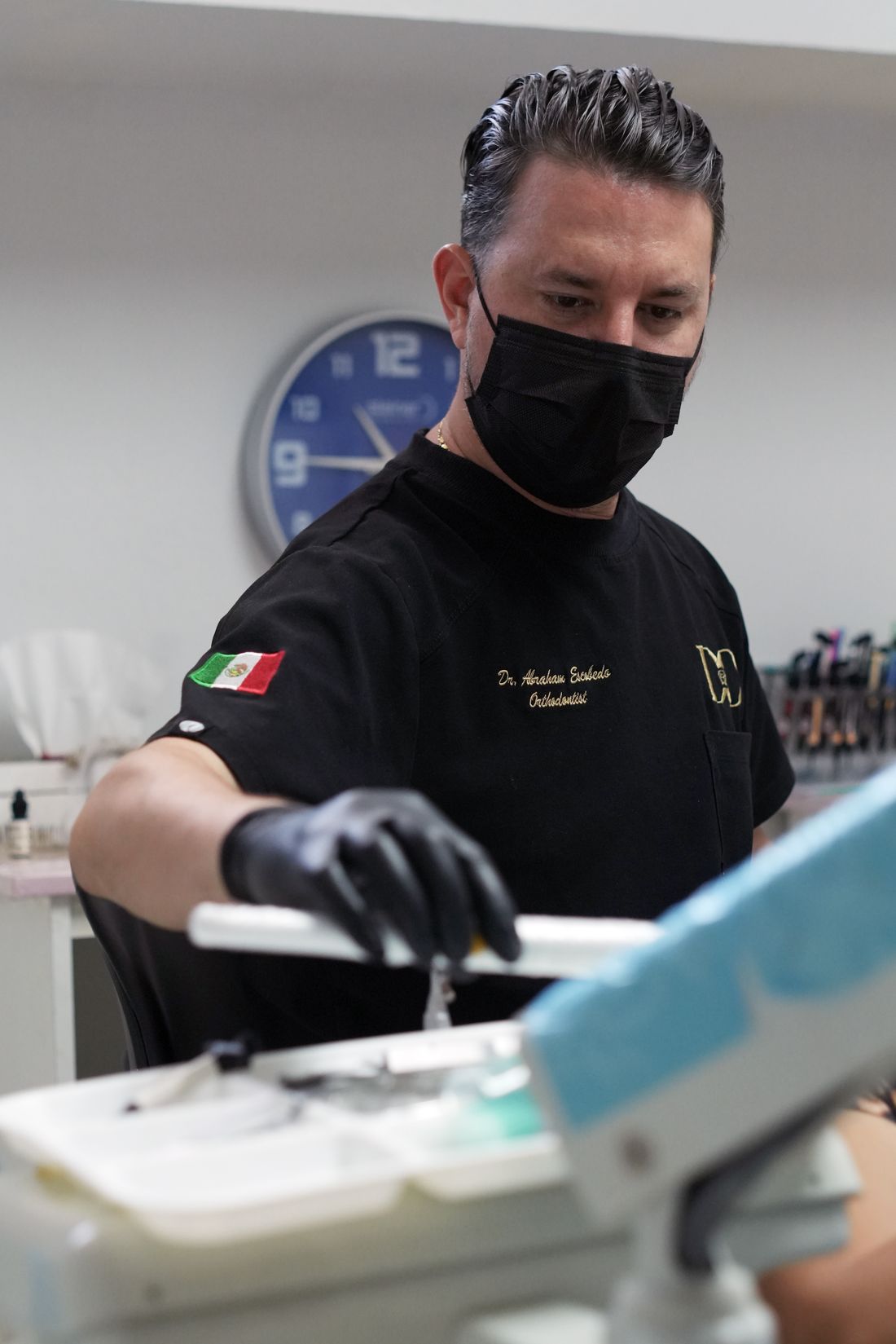 Especialista explicando un plan de tratamiento a un paciente en Dental Center Saltillo