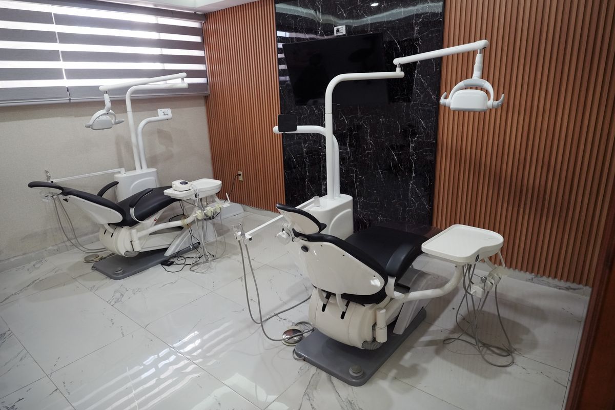 Consultorio dental equipado con sillones y tecnología moderna