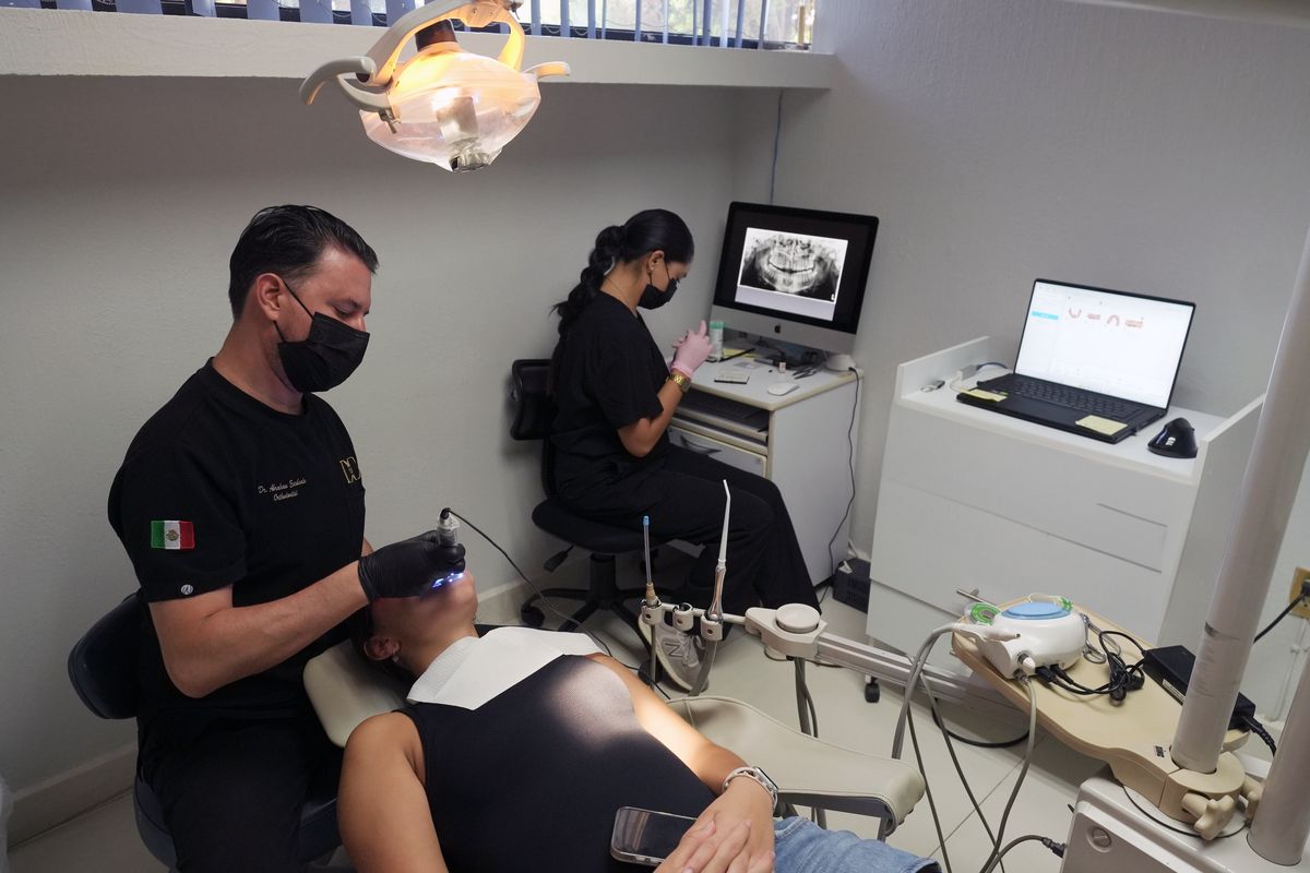 Especialista revisando una radiografía digital con su equipo en Dental Center Saltillo